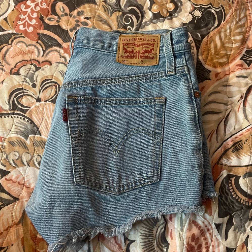 501 light wash Levi jean shorts
